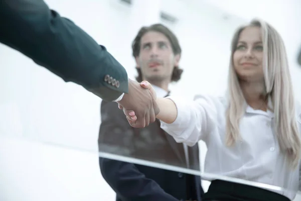 Joven mujer de negocios estrechando la mano con el inversor . — Foto de Stock