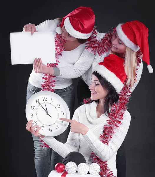 Tre donne felici in costume di Babbo Natale con orologio, e Chris — Foto Stock