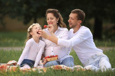 aile portresi, hamile anne, mutlu baba ve kızı üzerine bir 