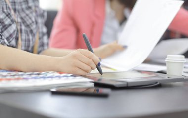 yakın çekim. Moda Tasarımcısı'nı kullanan bir grafik tablet