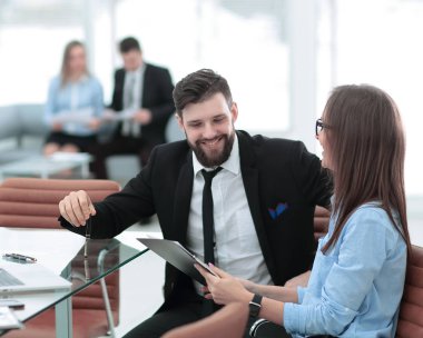 Masa başında oturan çalışma kağıdı tartışırken iş çift