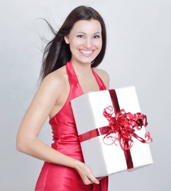 portre. Ona bir hediye öpüşme mutlu güzel kadın.