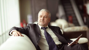 Modern office.people ve teknoloji oturma sorumlu işadamı