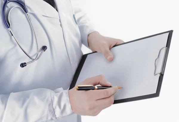Primo piano di un medico terapeuta tiene in mano la carta di un paziente . — Foto Stock