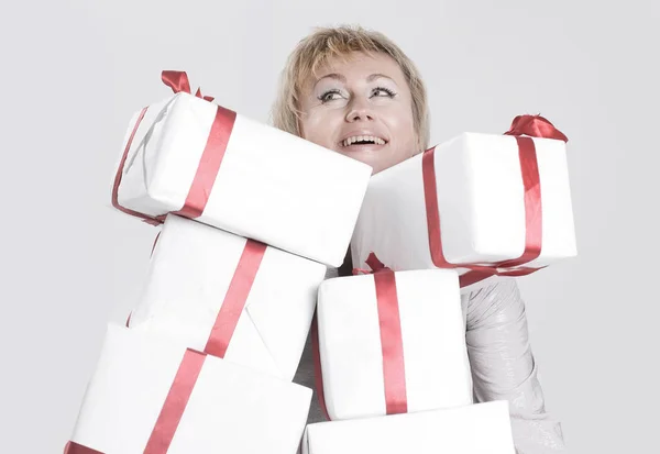 Primer plano de mujer con un montón de cajas de regalo . — Foto de Stock