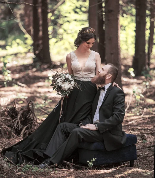 Ritratto della sposa e dello sposo sullo sfondo del Parco — Foto Stock