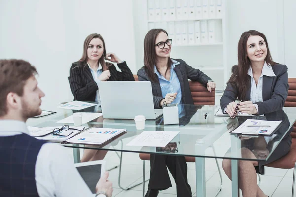 Equipo empresarial exitoso en el taller escuchando al jefe — Foto de Stock