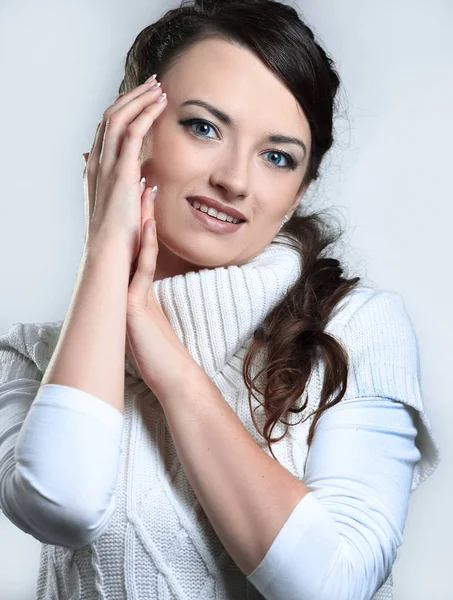 Schöne junge Frau in weißem Pullover posiert vor der Kamera. — Stockfoto