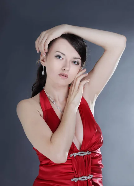 Portret van trendy jonge vrouw in een rode jurk. — Stockfoto