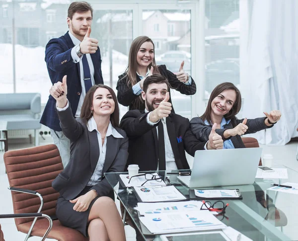 Success concept in business - friendly business team makes a gesture of thumbs up — Stock Photo, Image