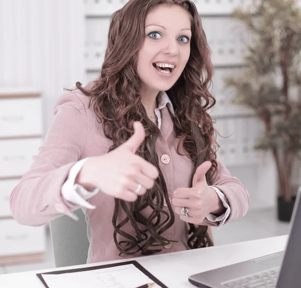 Sonriente mujer de negocios mostrando los pulgares hacia arriba. foto con espacio de copia —  Fotos de Stock