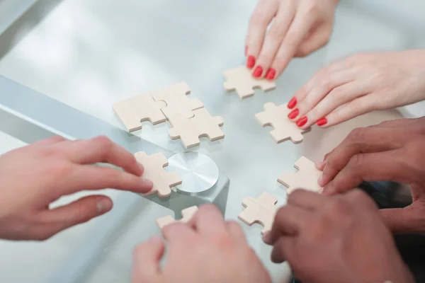 Closeup.business partners, administratieve verwerking van de puzzelstukjes — Stockfoto