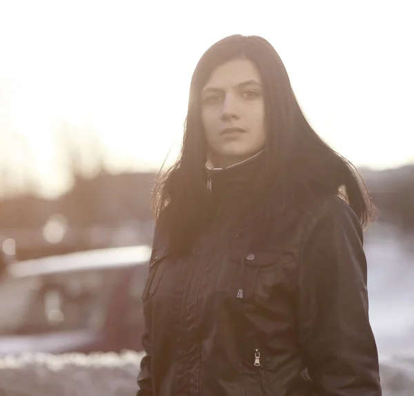 Portrait of a young woman on blurred city background — Stock Photo, Image