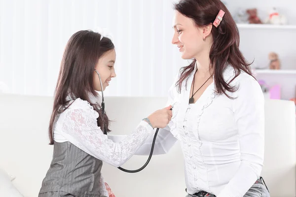 小さな女の子が医者で母親と一緒に遊ぶ — ストック写真