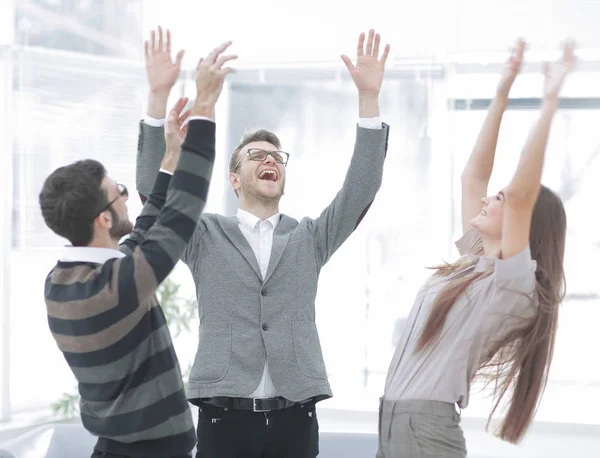 Equipo empresarial joven motivado que promete apoyo levantando la mano —  Fotos de Stock