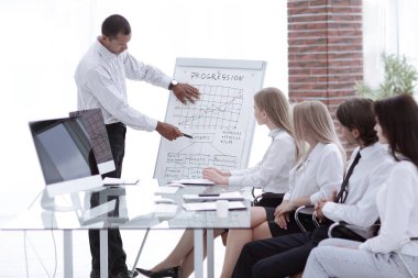 Toplantıda yeni fikirleri tartışmak hoparlör