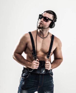 duygusal ve karizmatik Dj - rapçi kulaklıklar üzerinde bir ışık ile