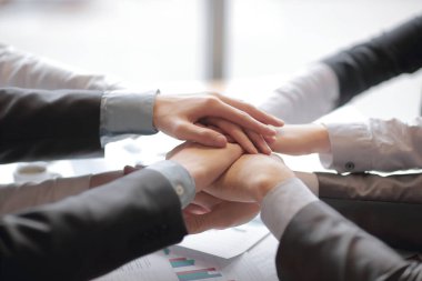 İnsanlar birlikte elele Close-up. tutuşup birlikte