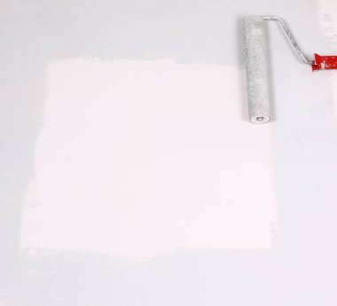 Beyaz bir sayfada boya silindiri ile beyaz boyalı Meydanı