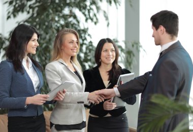 yakın çekim. karşılıklı iş kadını ile işadamı modern iş merkezi