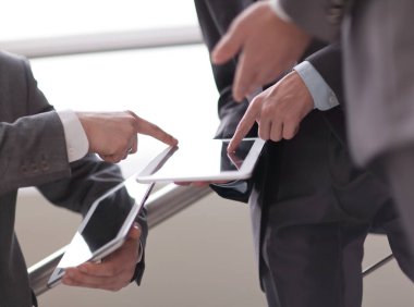 Tablet bilgisayarla çalışan insanların elleri. Teknoloji