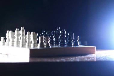 satranç oyunu. soyut kompozisyon satranç figürleri