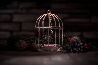 Noel arkaplanı. Noel mumu ve Noel ağacı süsü.