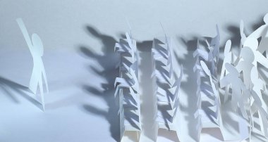 iş concept.a büyük takım kağıt oyuncak bebek