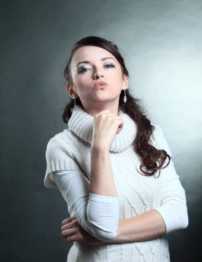 closeup.Beautiful genç kadın beyaz kazaklı bir kiss.isolated yapma