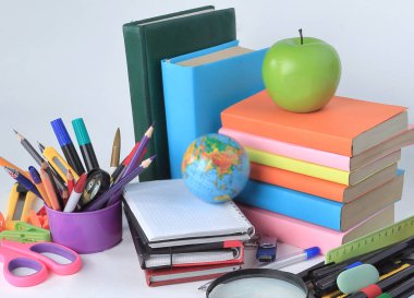 iki şeker ve okul malzemeleri beyaz bir arka plan üzerinde