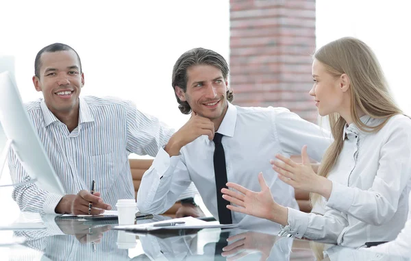 Grupo de empresários durante uma reunião no escritório — Fotografia de Stock