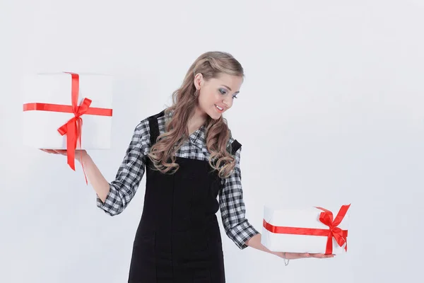 Joven mujer de negocios con cajas de regalo.aislado en blanco — Foto de Stock