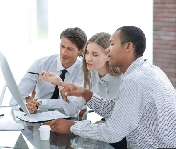 Team di lavoro che discute informazioni da Internet — Foto Stock