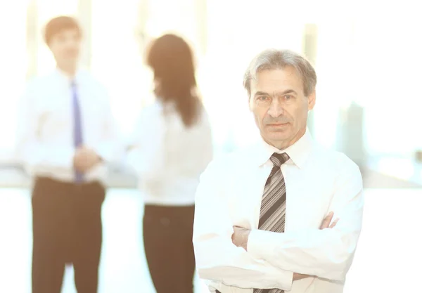 Portret van een senior zakenman op onscherpe achtergrond office — Stockfoto