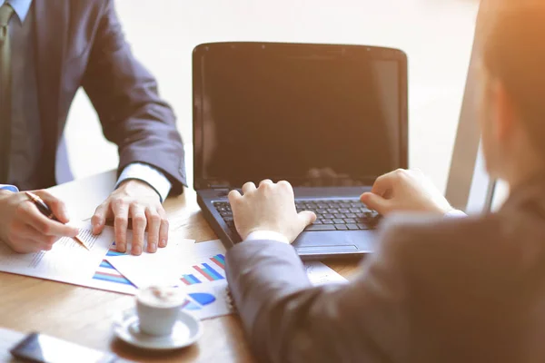 Nauwe up.the zakenman maakt gebruik van een laptop om financiële gegevens te controleren — Stockfoto