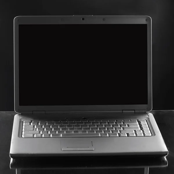 Vicino. computer portatile aperto con schermo vuoto su sfondo scuro — Foto Stock