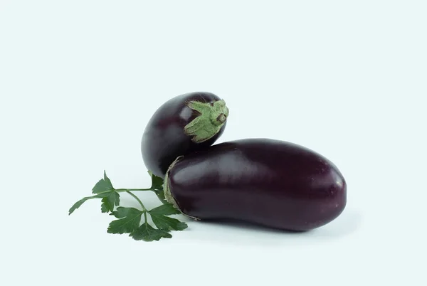 Äggplantor isolerade vita background.photo med kopia utrymme. — Stockfoto