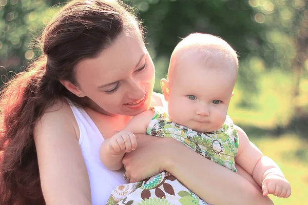 Felice madre tiene una figlioletta tra le braccia — Foto Stock