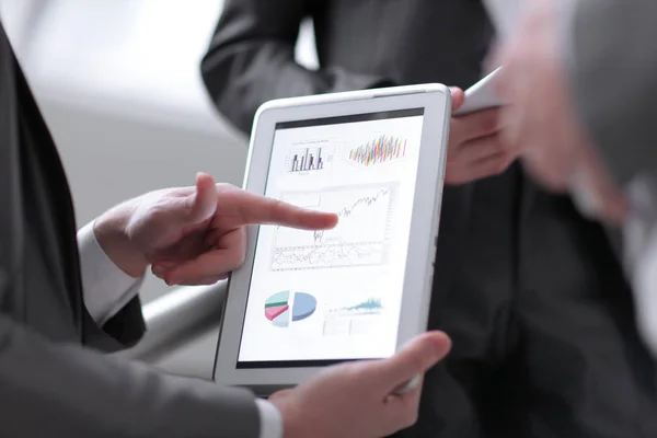 Nahaufnahme der Hände, die mit digitalem Tablet arbeiten, finanzielle — Stockfoto