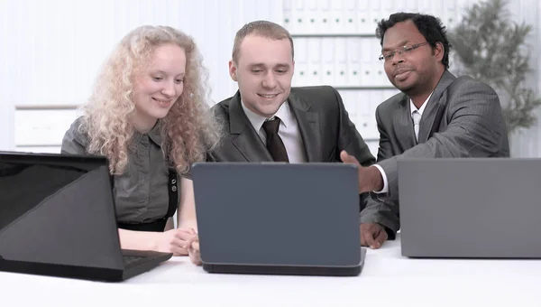 Business team discussing business issues in office. — Stock Photo, Image