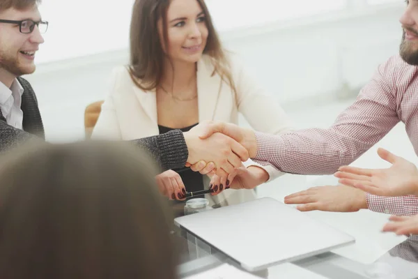 Close up.handshake of commercial partners at the negotiating table — Stock Photo, Image