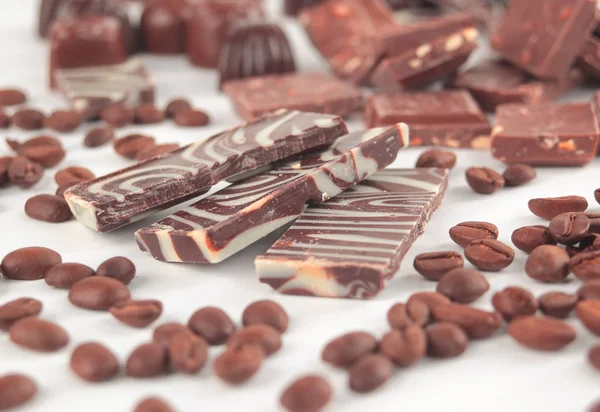 Close up.set di barrette di cioccolato e chicchi di caffè. isolato su whi — Foto Stock