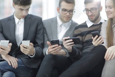 yakın up.the iş ekibi onların akıllı telefonlar kullanır