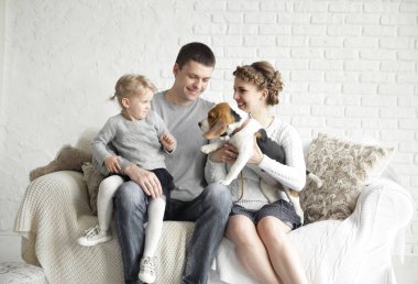 bir genç kız ve kanepede oturan evde beslenen hayvan ile anne.