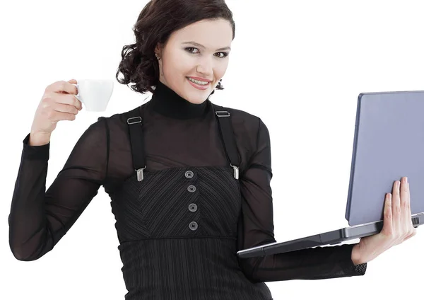 Junge Geschäftsfrau steht mit einer Tasse Kaffee und einem Laptop — Stockfoto