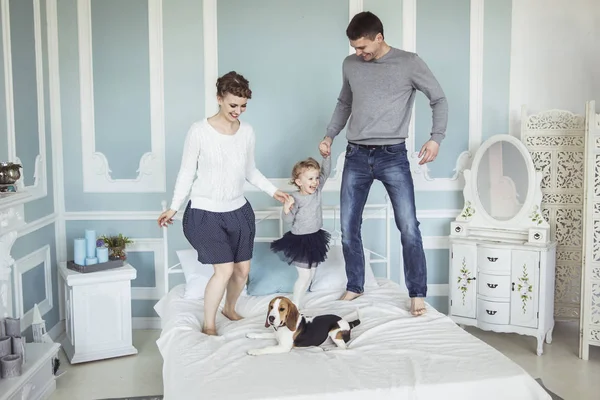 Pais Amorosos Brincando Com Filha Bebê Cama Quarto — Fotografia de Stock