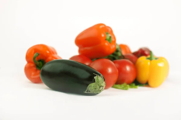 Berinjela, tomate, pimentão e um telefone celular — Fotografia de Stock