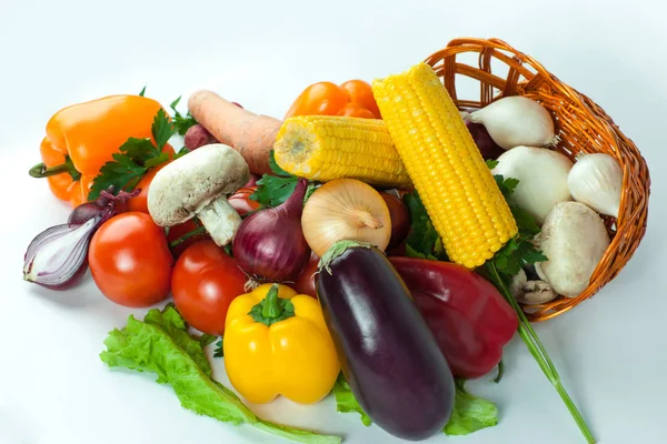 Closeup Mushrooms Een Verscheidenheid Aan Verse Groenten Een Rieten Basket — Stockfoto