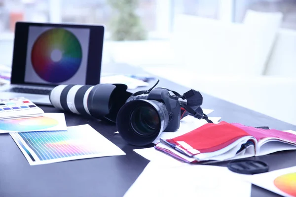 Closeup.the camera and sketches on the Desk of the designer — Stock Photo, Image