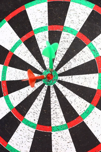 Darten spel met een dart in het target center — Stockfoto